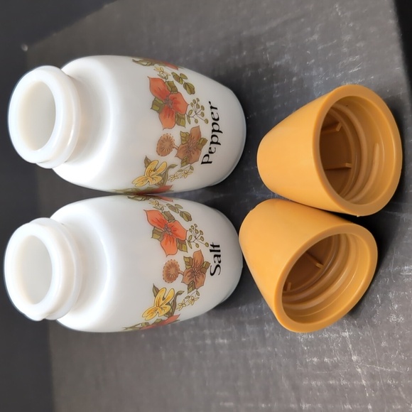 VGT, Mid-century Corelle Milk Glass Salt&Pepper Shakers,Meadow Pattern. - Picture 8 of 9